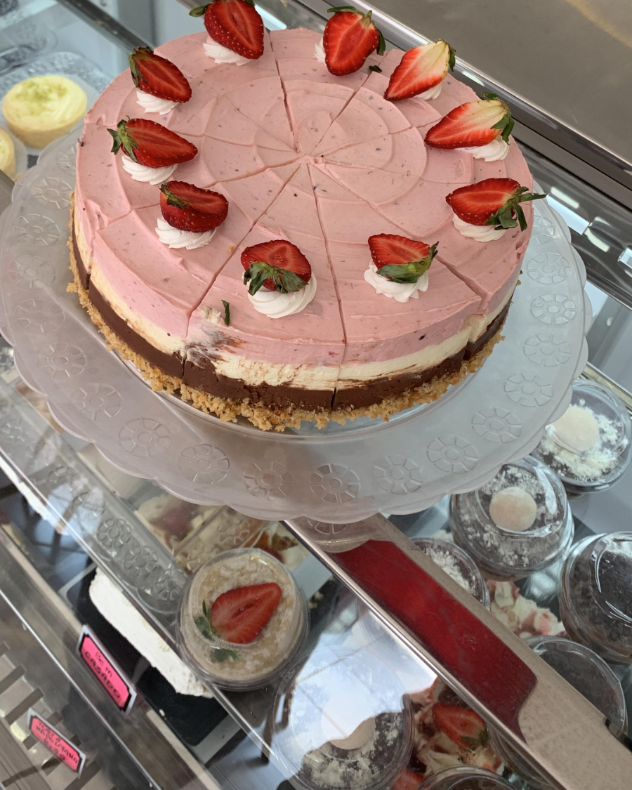 Torta de morango fatiada na vitrine