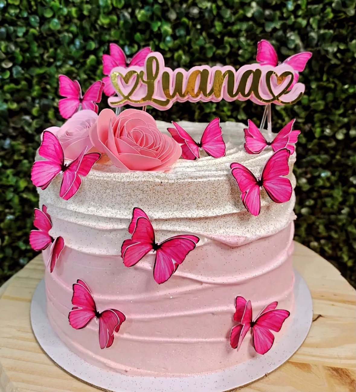 Bolo rosa com borboletas e topo Luana
