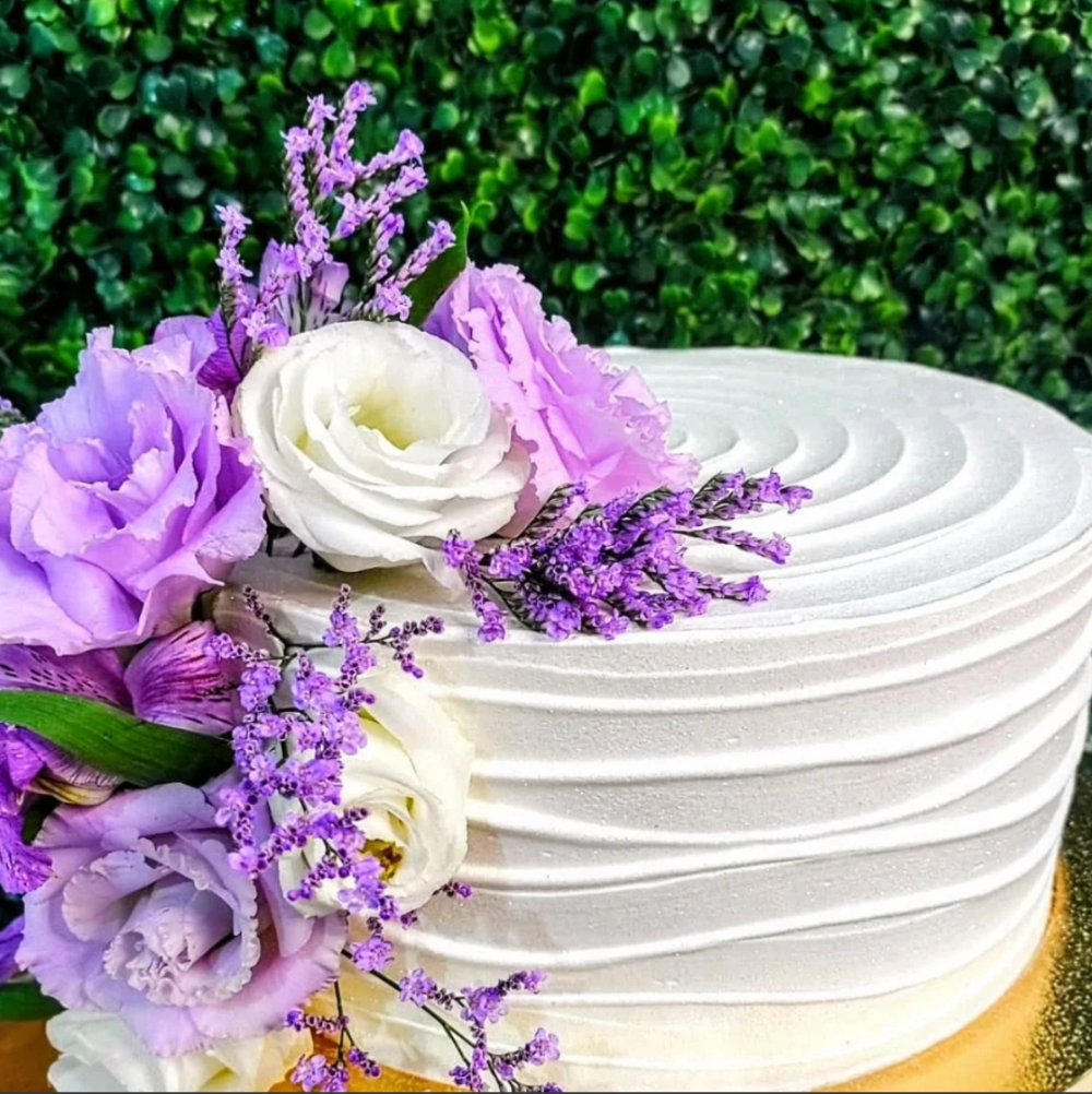 Bolo branco com flores lilás