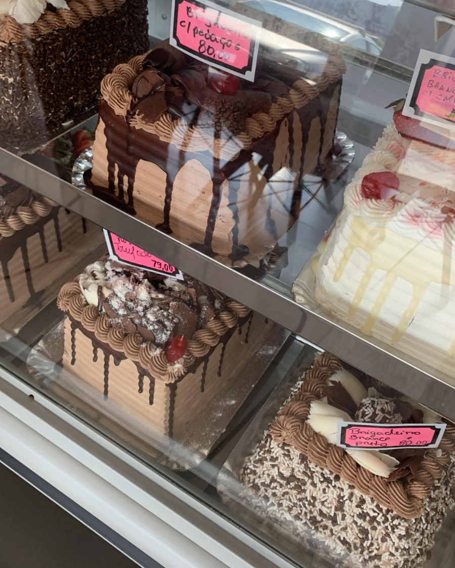 Vitrine com bolos de brigadeiro